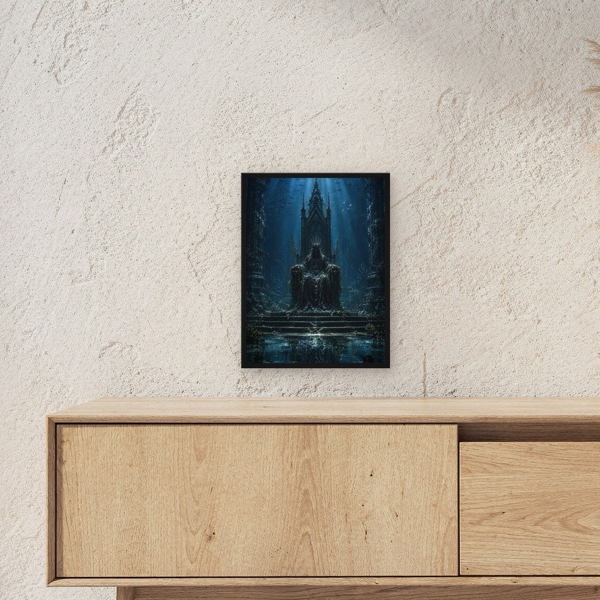 Dark-Fantasy Poster gerahmt im schwarzen Holzrahmen ueber einem Sideboard, zeigt die Groesse im Raum