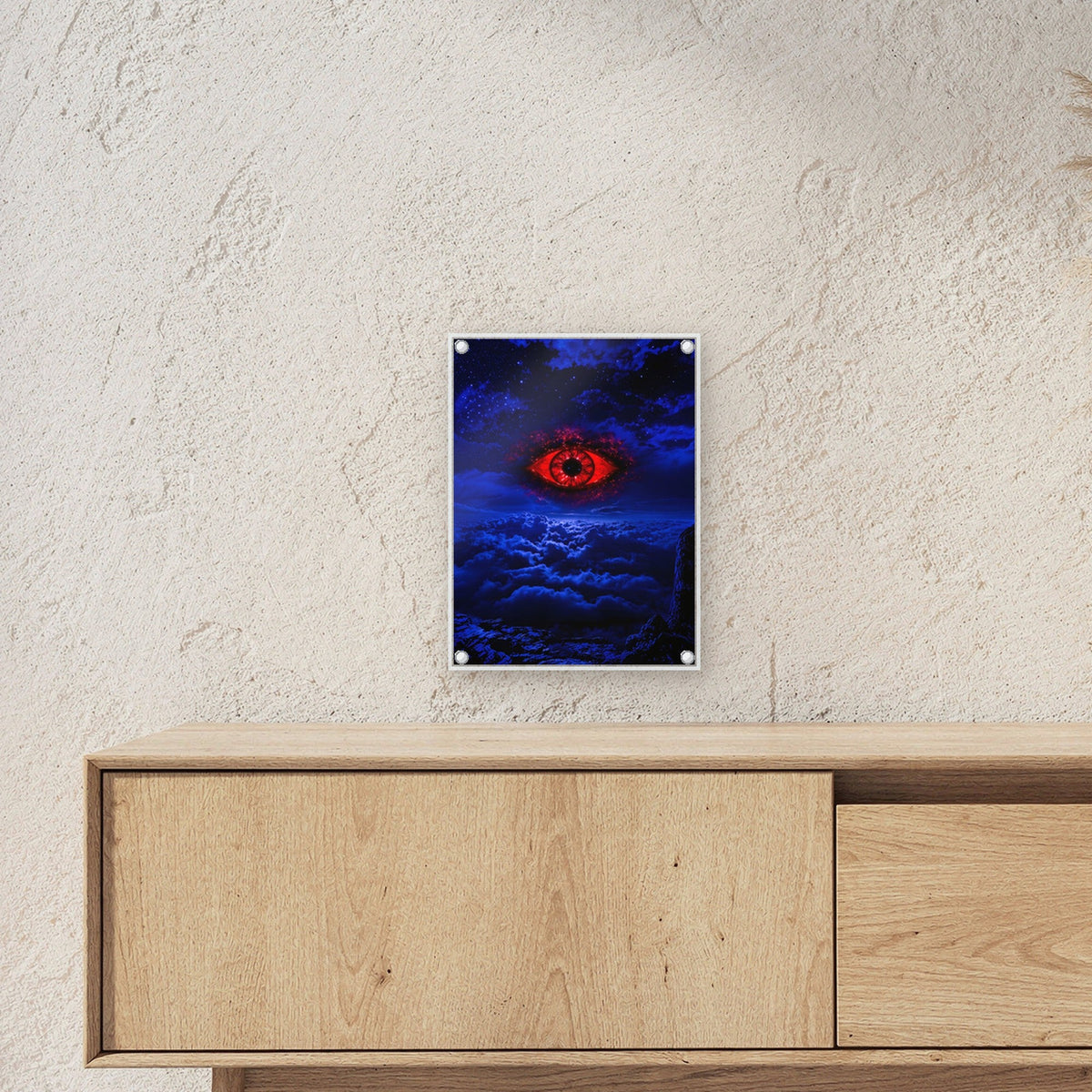 Dark-Fantasy Acrylglasbild auf Acrylglas mit Edelstahl-Abstandshaltern ueber einem Sideboard, zeigt die Groesse im Raum