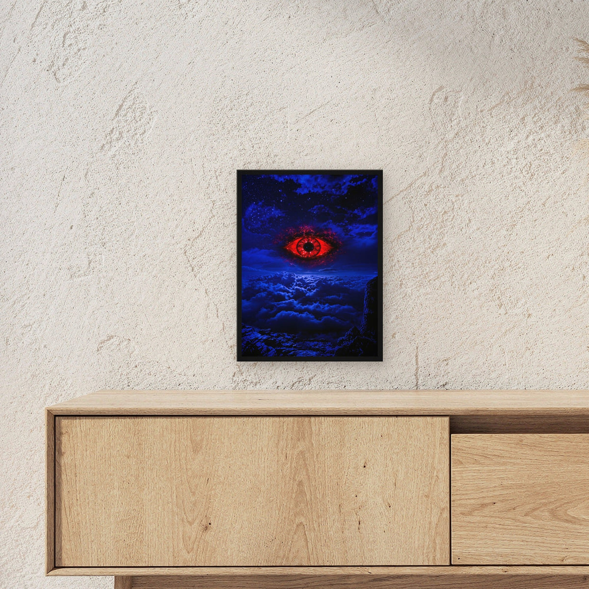 Dark-Fantasy Poster gerahmt im schwarzen Holzrahmen ueber einem Sideboard, zeigt die Groesse im Raum