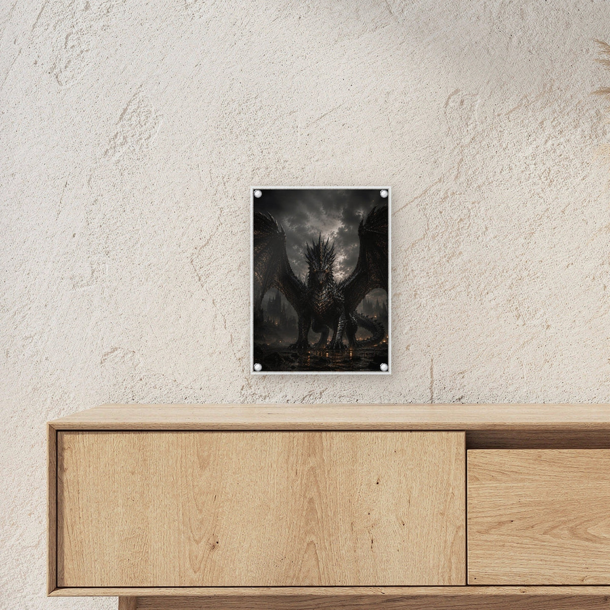 Schwarzer Drache, Dark Fantasy Acrylglasbild auf Acrylglas mit Edelstahl-Abstandshaltern ueber einem Sideboard, zeigt die Groesse im Raum