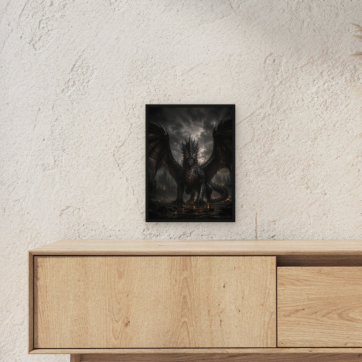 Schwarzer Drache, Dark Fantasy Poster gerahmt im schwarzen Holzrahmen ueber einem Sideboard, zeigt die Groesse im Raum