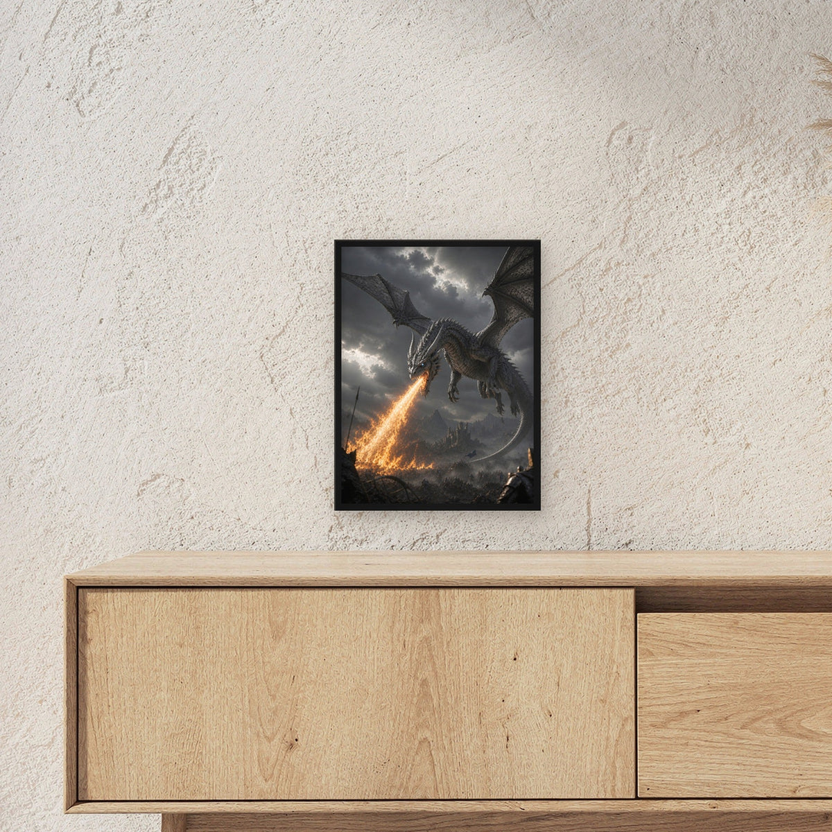 Grauer Drache über brennendem Tal, Fantasy Wandbild gerahmt im schwarzen Holzrahmen ueber einem Sideboard, zeigt die Groesse im Raum