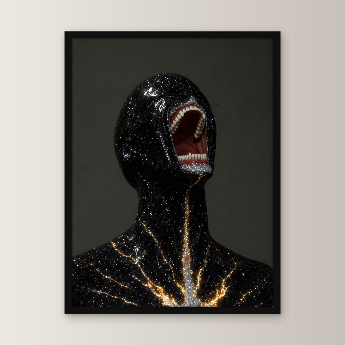 Gestalt aus Sternenlicht, Poster gerahmt im schwarzen Holzrahmen, gerade von vorn an heller Wand