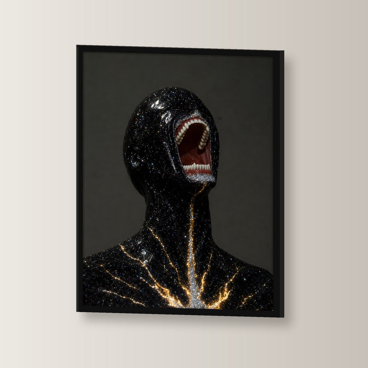 Gestalt aus Sternenlicht, Poster gerahmt im schwarzen Holzrahmen, leicht gedreht an der Wand fotografiert