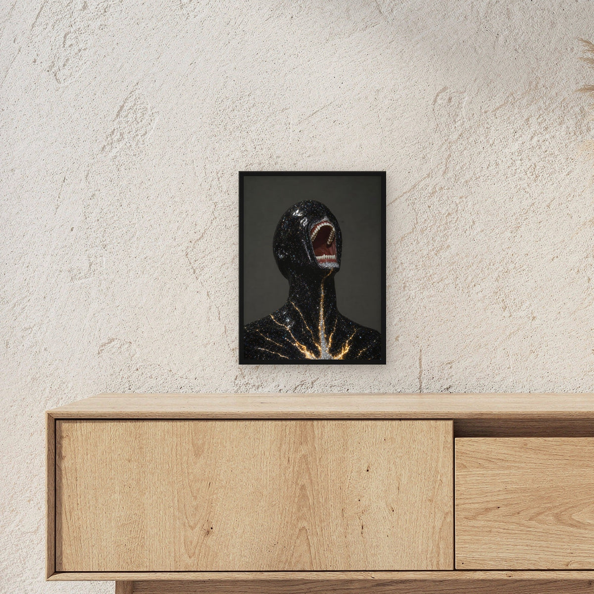 Gestalt aus Sternenlicht, Poster gerahmt im schwarzen Holzrahmen ueber einem Sideboard, zeigt die Groesse im Raum