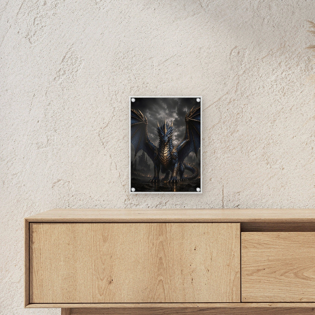 Dark Fantasy Wandbild Acrylglas | Drache Gothic Kunstdruck Deko auf Acrylglas mit Edelstahl-Abstandshaltern ueber einem Sideboard, zeigt die Groesse im Raum