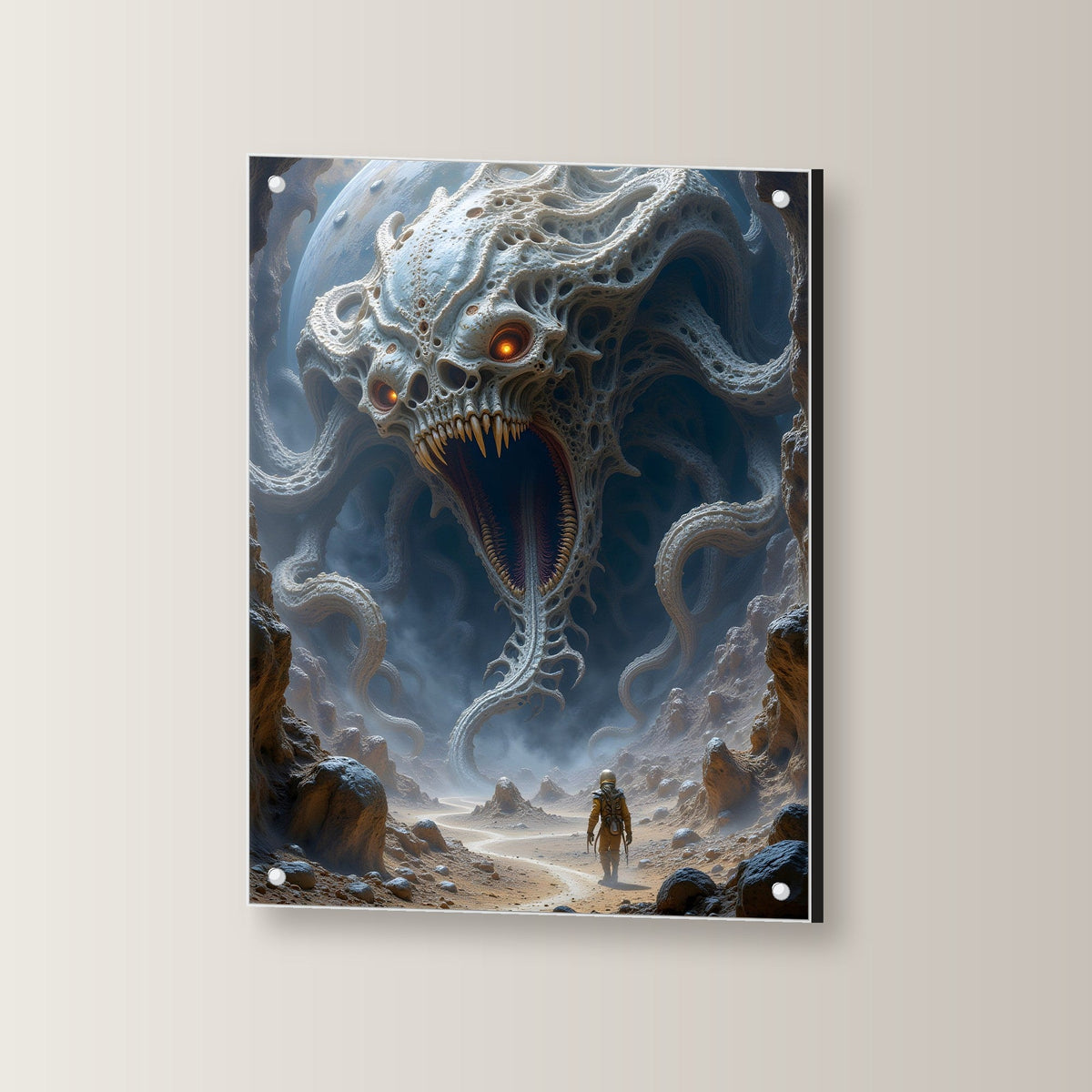 Zähnefletschende Kreatur in weißer Felswelt, Surreales Acrylglasbild auf Acrylglas mit Edelstahl-Abstandshaltern, leicht gedreht an der Wand fotografiert