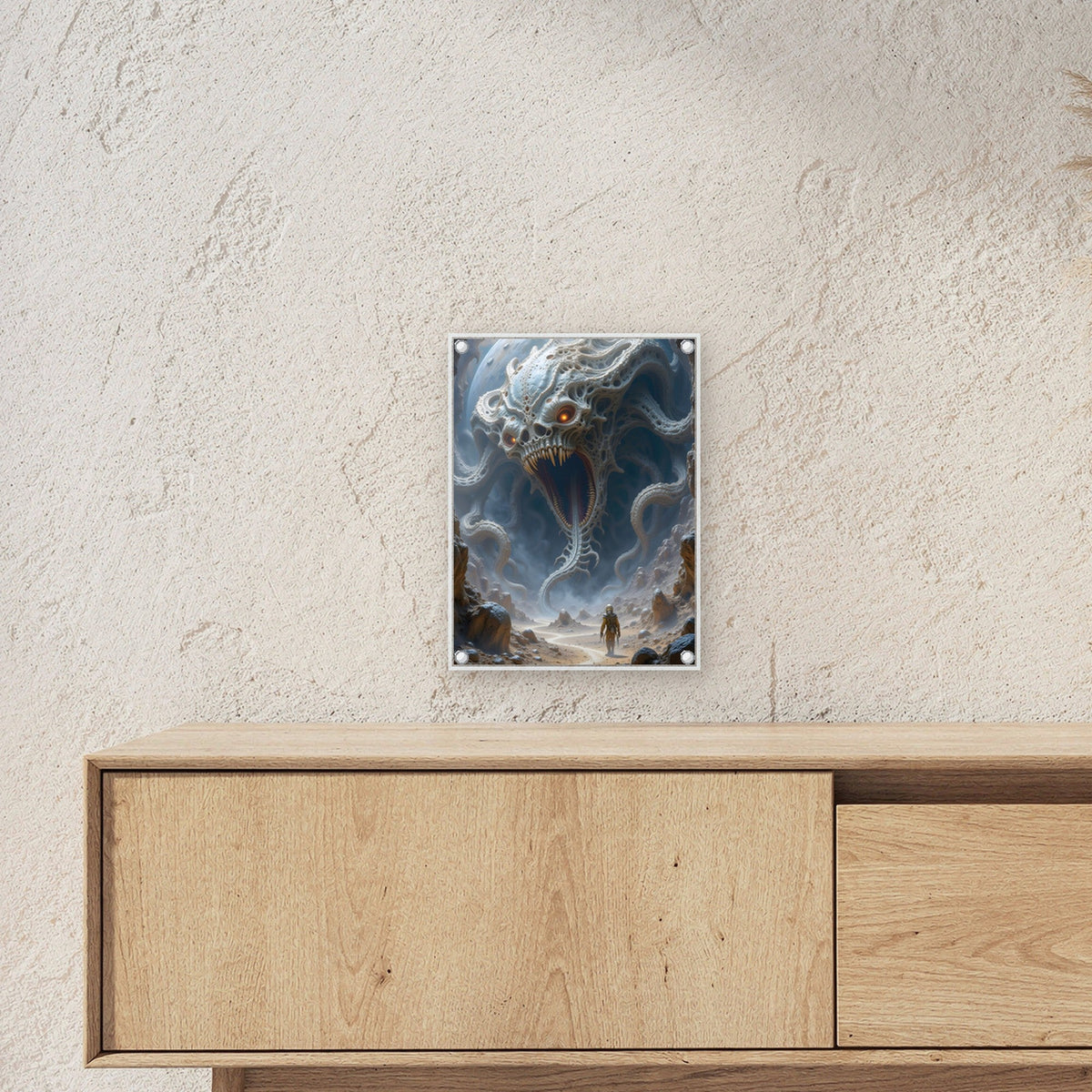 Zähnefletschende Kreatur in weißer Felswelt, Surreales Acrylglasbild auf Acrylglas mit Edelstahl-Abstandshaltern ueber einem Sideboard, zeigt die Groesse im Raum