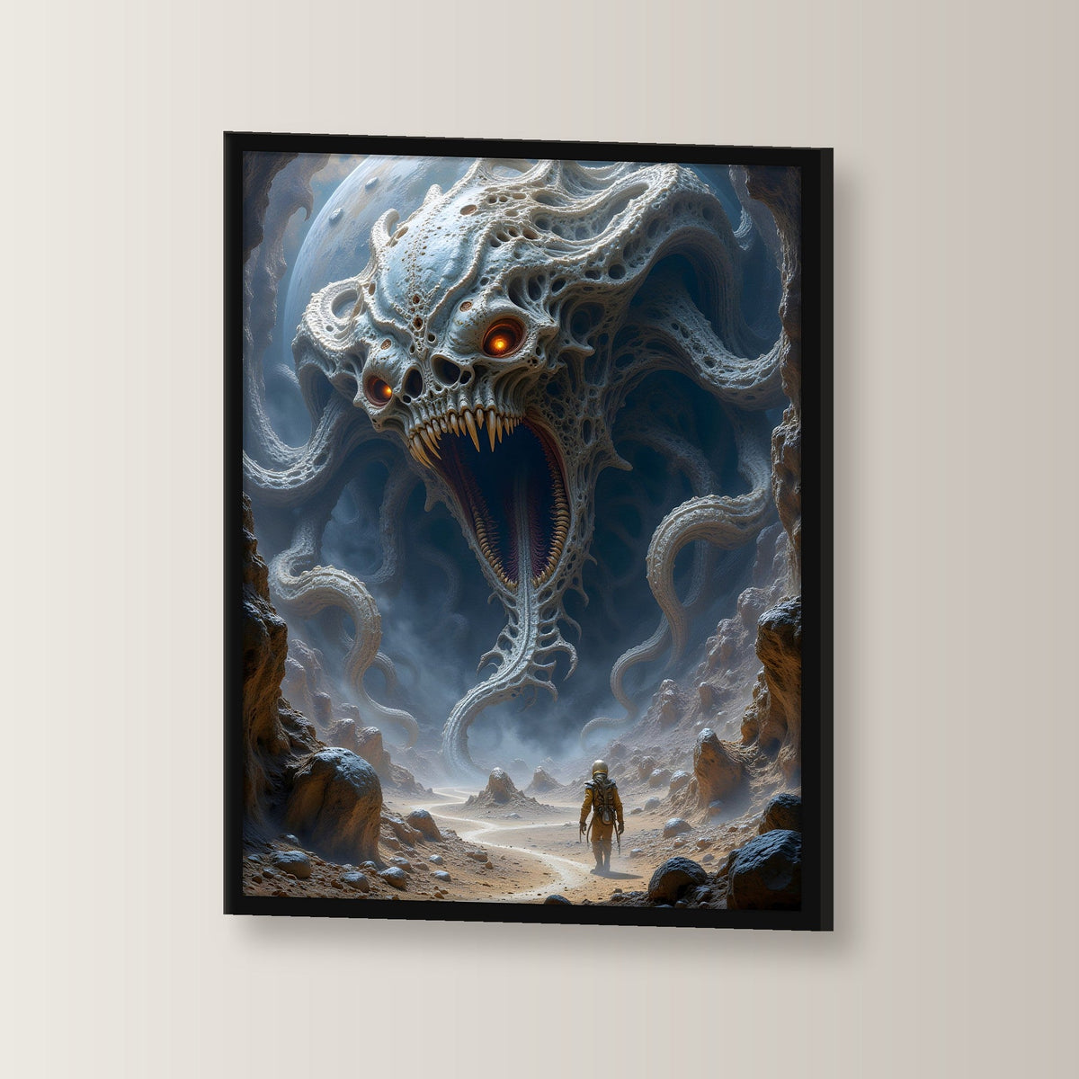 Zähnefletschende Kreatur in weißer Felswelt, Surreales Wandbild gerahmt im schwarzen Holzrahmen, leicht gedreht an der Wand fotografiert