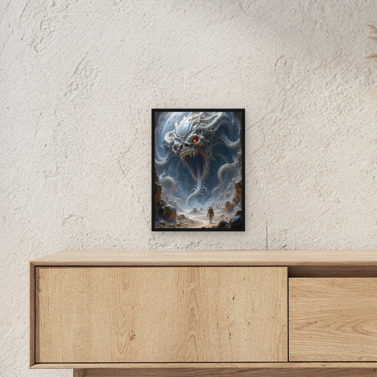 Zähnefletschende Kreatur in weißer Felswelt, Surreales Wandbild gerahmt im schwarzen Holzrahmen ueber einem Sideboard, zeigt die Groesse im Raum