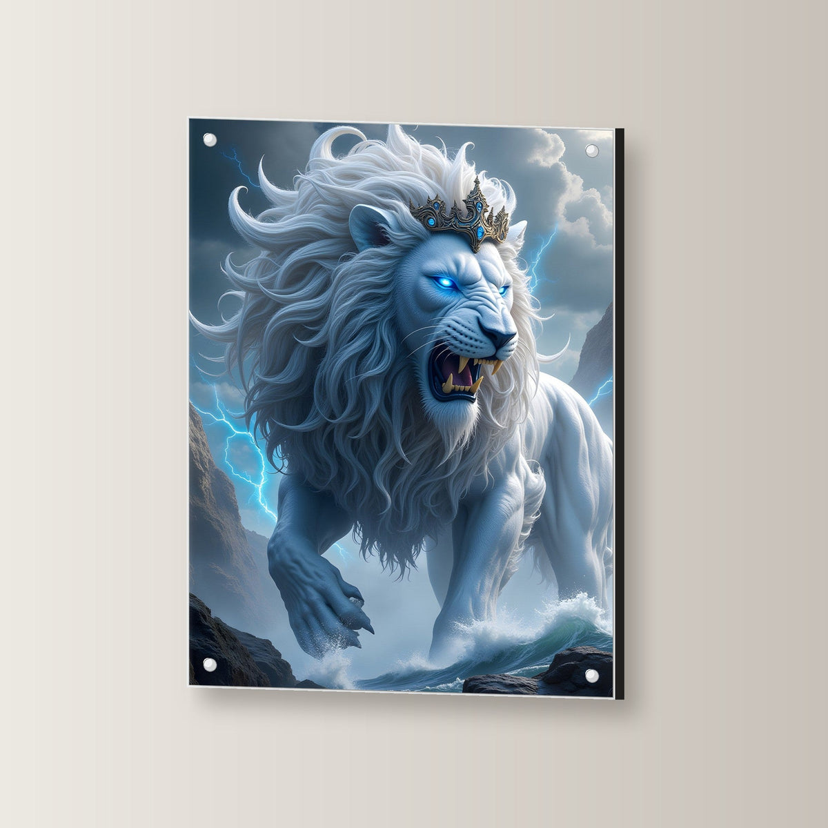 Weißer Löwe mit Krone im Blitzgewitter, Surreales Acrylglasbild auf Acrylglas mit Edelstahl-Abstandshaltern, leicht gedreht an der Wand fotografiert