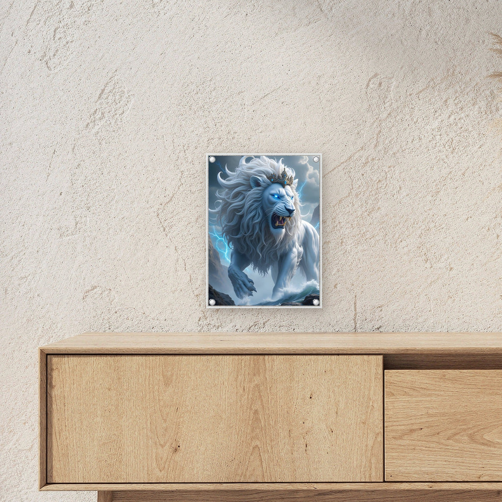 Weißer Löwe mit Krone im Blitzgewitter, Surreales Acrylglasbild auf Acrylglas mit Edelstahl-Abstandshaltern ueber einem Sideboard, zeigt die Groesse im Raum