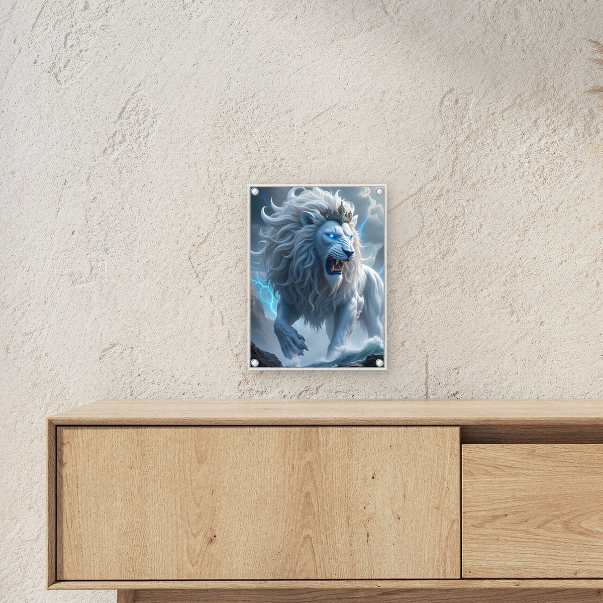 Weißer Löwe mit Krone im Blitzgewitter, Surreales Acrylglasbild auf Acrylglas mit Edelstahl-Abstandshaltern ueber einem Sideboard, zeigt die Groesse im Raum