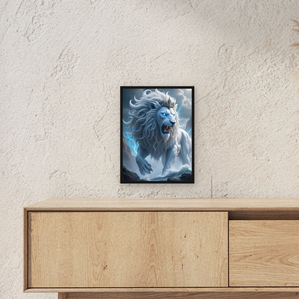 Weißer Löwe mit Krone im Blitzgewitter, Surreales Wandbild gerahmt im schwarzen Holzrahmen ueber einem Sideboard, zeigt die Groesse im Raum