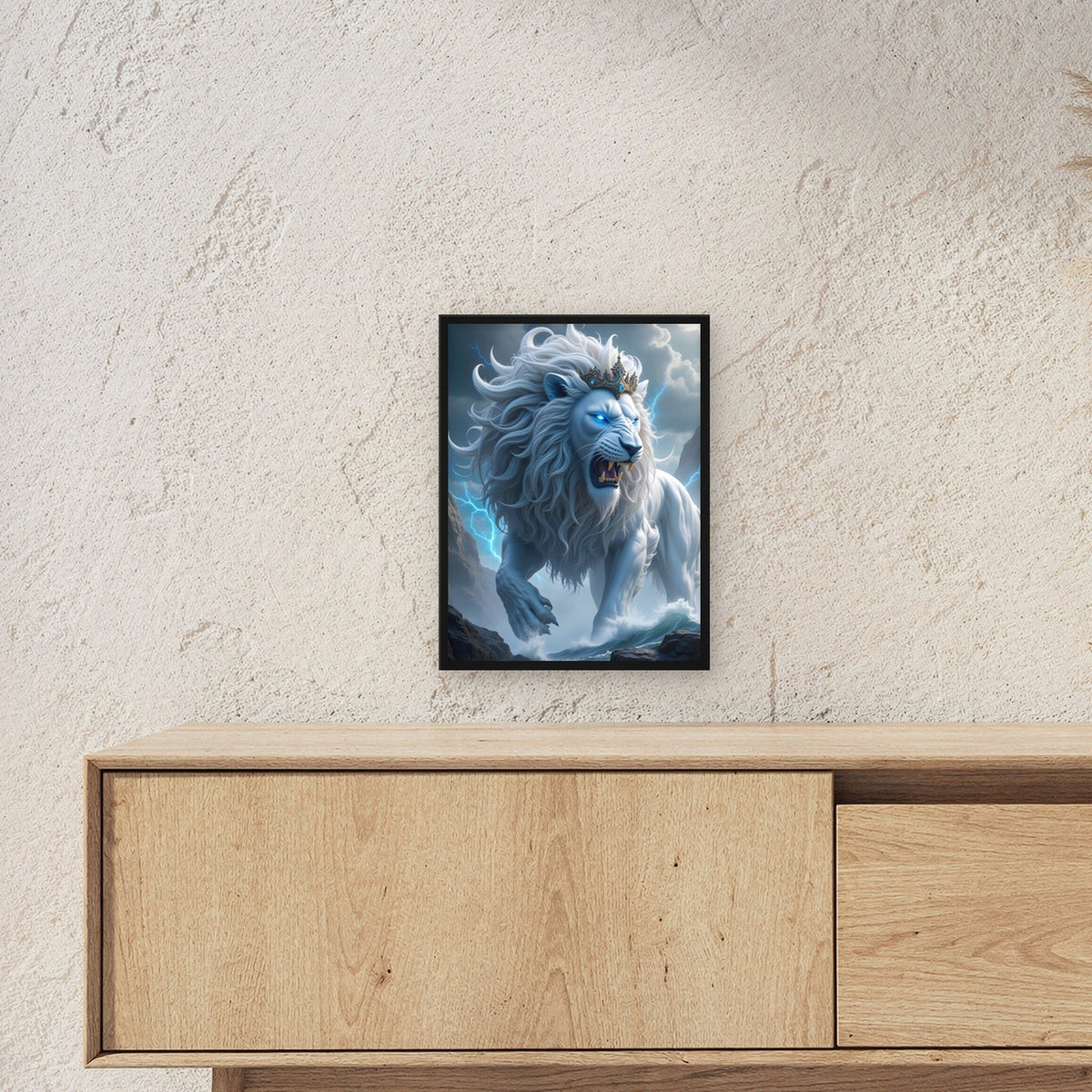 Weißer Löwe mit Krone im Blitzgewitter, Surreales Wandbild gerahmt im schwarzen Holzrahmen ueber einem Sideboard, zeigt die Groesse im Raum