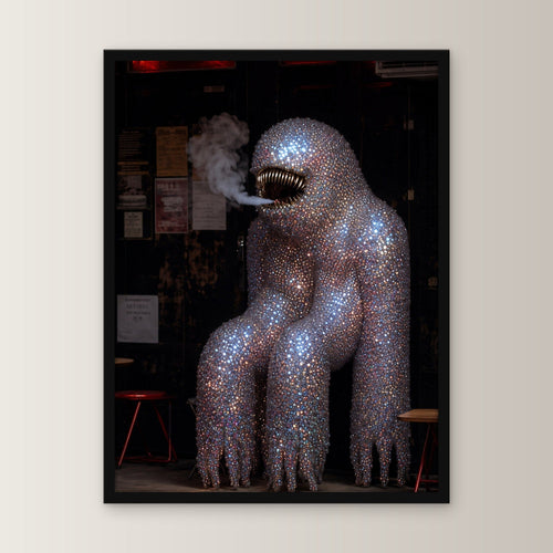 Surreal Poster gerahmt im schwarzen Holzrahmen, gerade von vorn an heller Wand