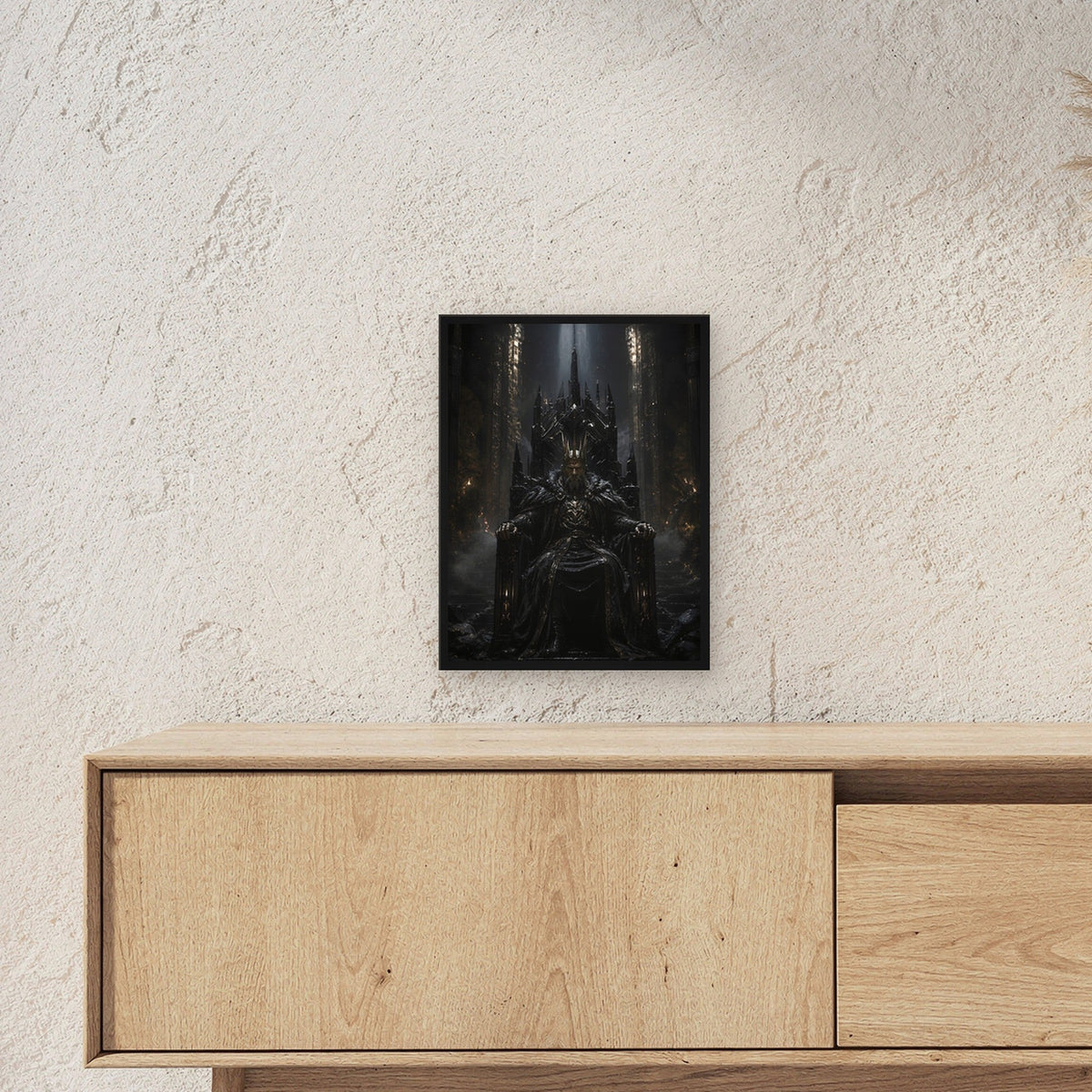 Dark-Fantasy Poster gerahmt im schwarzen Holzrahmen ueber einem Sideboard, zeigt die Groesse im Raum