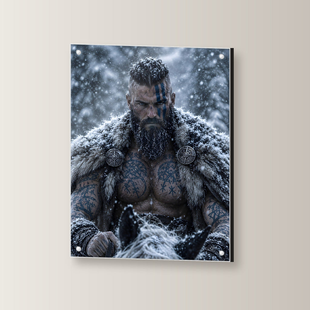 Bärtiger Wikinger mit blauen Runen im Schneesturm, Dark Fantasy Acrylglasbild auf Acrylglas mit Edelstahl-Abstandshaltern, leicht gedreht an der Wand fotografiert