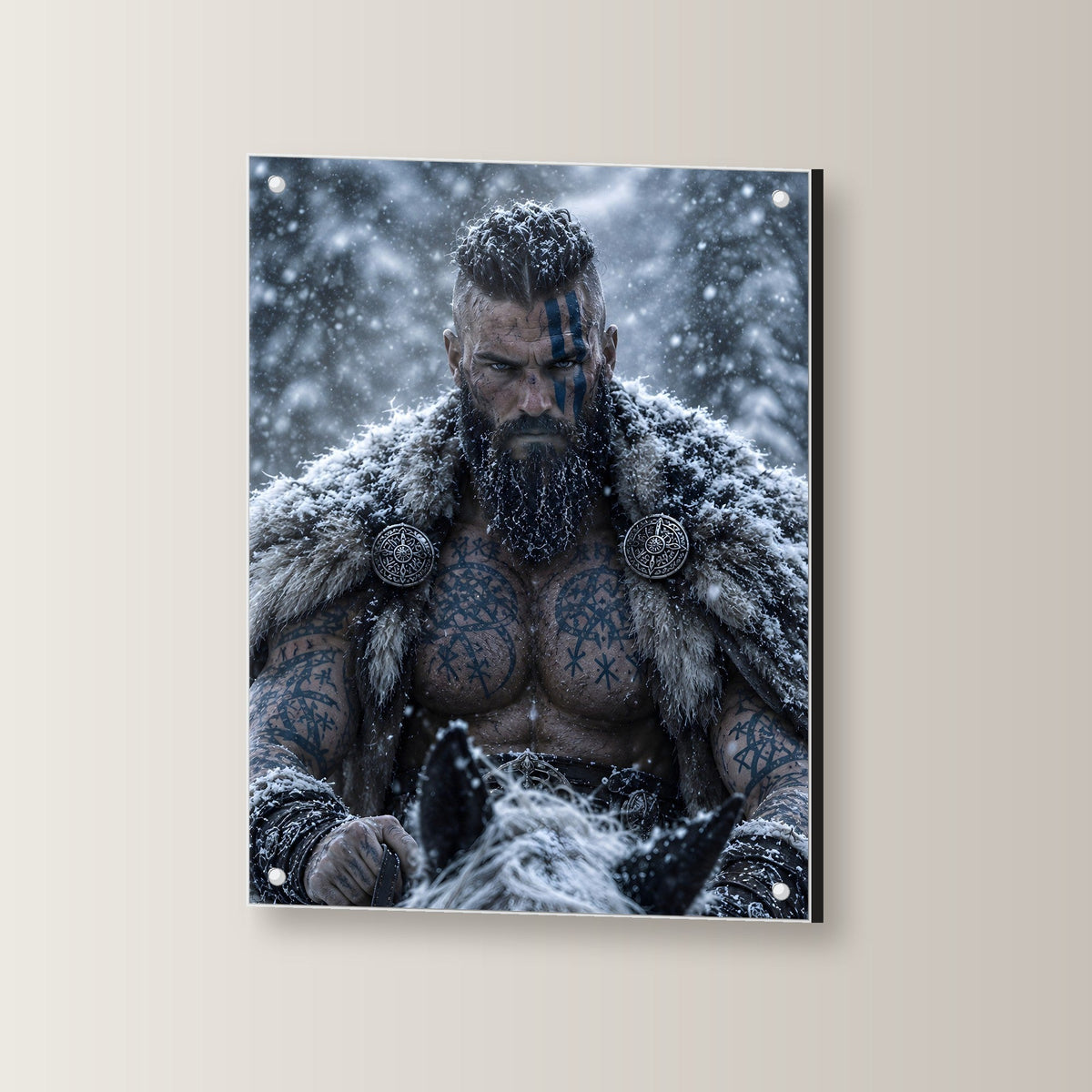 Bärtiger Wikinger mit blauen Runen im Schneesturm, Dark Fantasy Acrylglasbild auf Acrylglas mit Edelstahl-Abstandshaltern, leicht gedreht an der Wand fotografiert