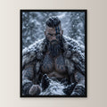Bärtiger Wikinger mit blauen Runen im Schneesturm, Fantasy Wandbild gerahmt im schwarzen Holzrahmen, gerade von vorn an heller Wand