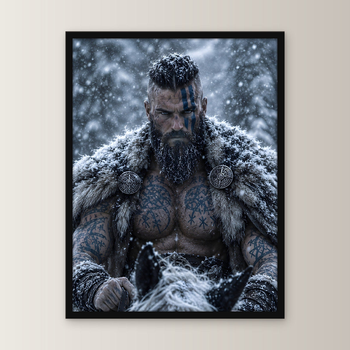 Bärtiger Wikinger mit blauen Runen im Schneesturm, Fantasy Wandbild gerahmt im schwarzen Holzrahmen, gerade von vorn an heller Wand