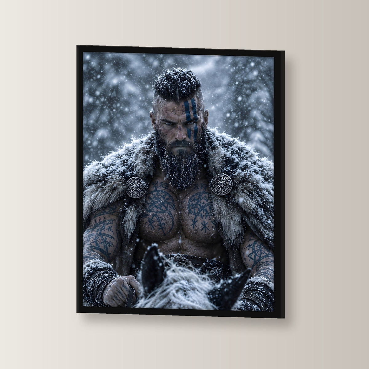Bärtiger Wikinger mit blauen Runen im Schneesturm, Fantasy Wandbild gerahmt im schwarzen Holzrahmen, leicht gedreht an der Wand fotografiert