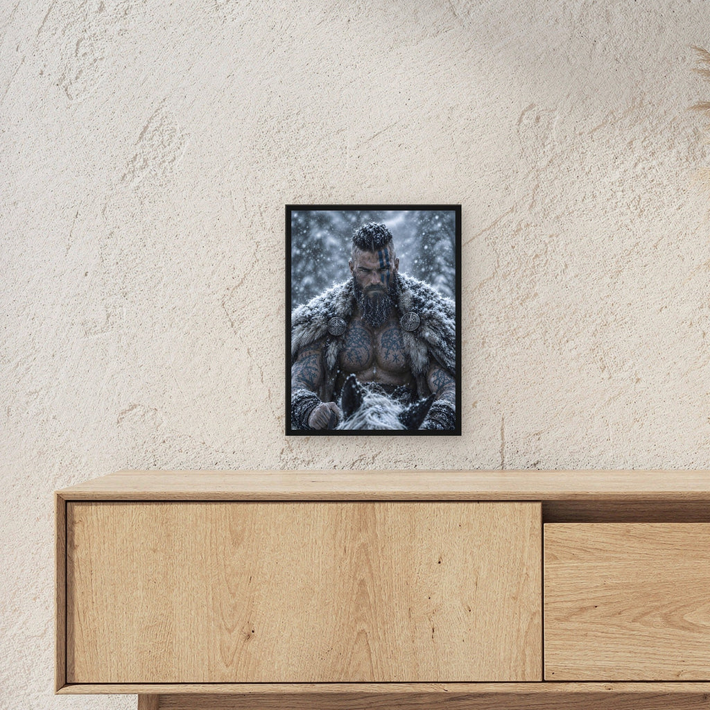 Bärtiger Wikinger mit blauen Runen im Schneesturm, Fantasy Wandbild gerahmt im schwarzen Holzrahmen ueber einem Sideboard, zeigt die Groesse im Raum