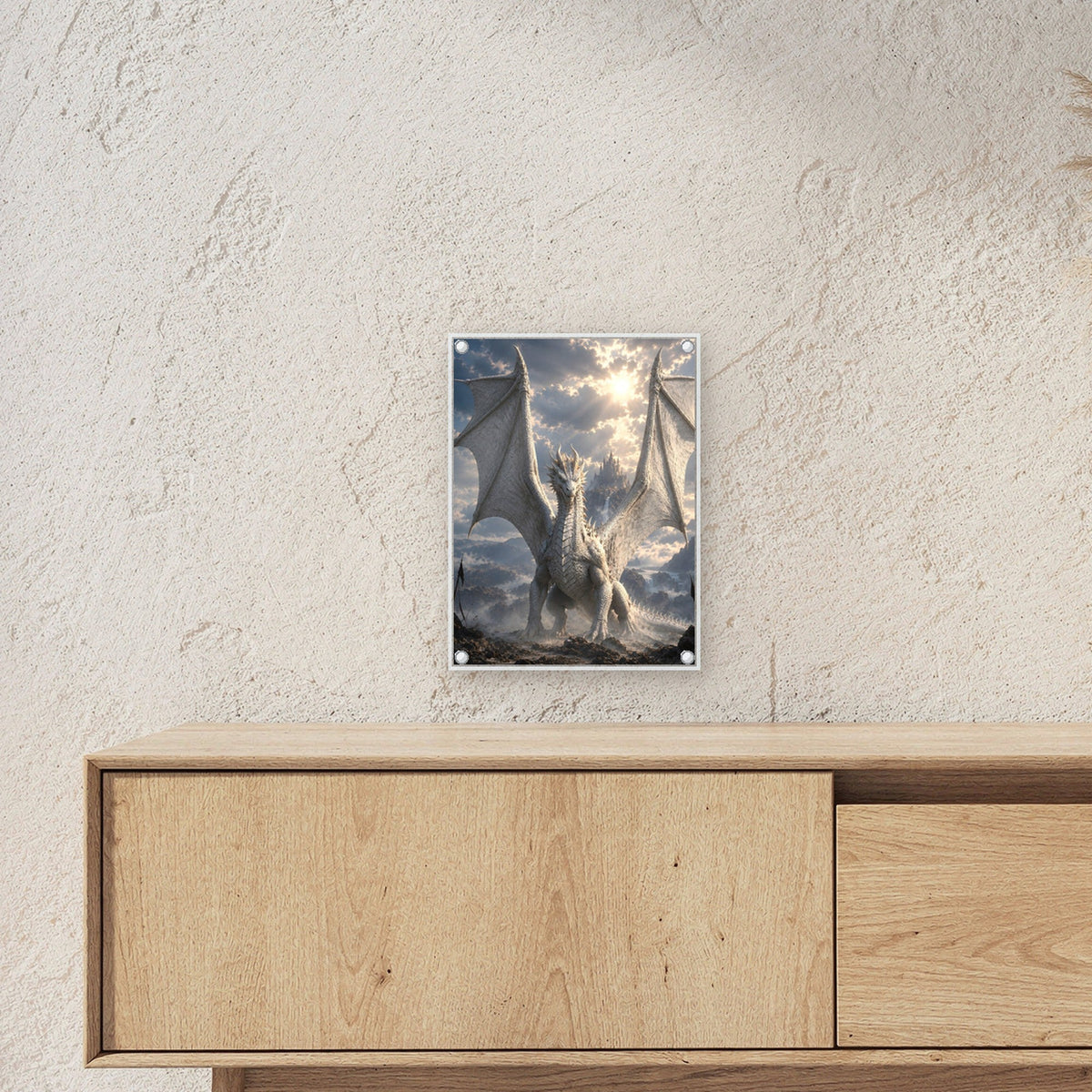 Weißer Drache über dem Schlachtfeld, Dark Fantasy Acrylglasbild auf Acrylglas mit Edelstahl-Abstandshaltern ueber einem Sideboard, zeigt die Groesse im Raum