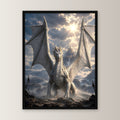 Weißer Drache über dem Schlachtfeld, Fantasy Wandbild gerahmt im schwarzen Holzrahmen, gerade von vorn an heller Wand