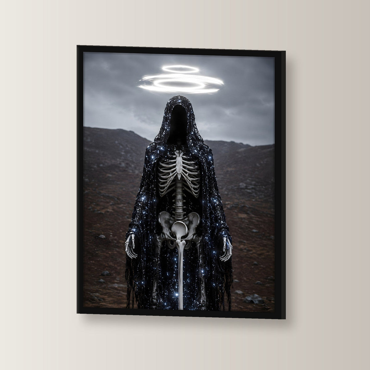 Dark-Fantasy Poster gerahmt im schwarzen Holzrahmen, leicht gedreht an der Wand fotografiert