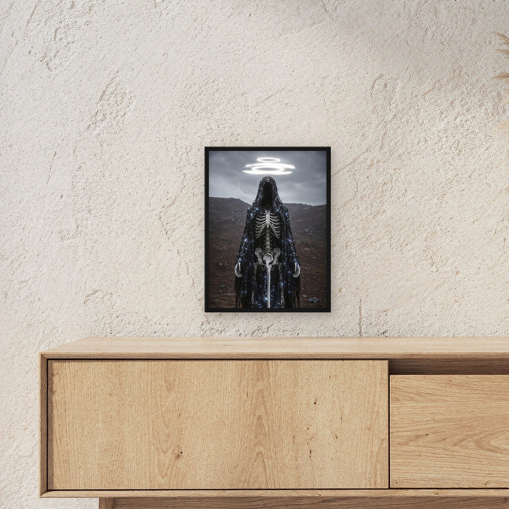 Dark-Fantasy Poster gerahmt im schwarzen Holzrahmen ueber einem Sideboard, zeigt die Groesse im Raum
