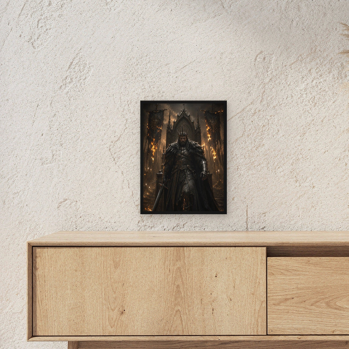 Dark-Fantasy Poster gerahmt im schwarzen Holzrahmen ueber einem Sideboard, zeigt die Groesse im Raum
