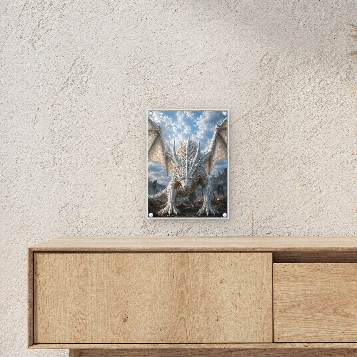 Weißer Drache mit gespreizten Flügeln, Dark Fantasy Acrylglasbild auf Acrylglas mit Edelstahl-Abstandshaltern ueber einem Sideboard, zeigt die Groesse im Raum