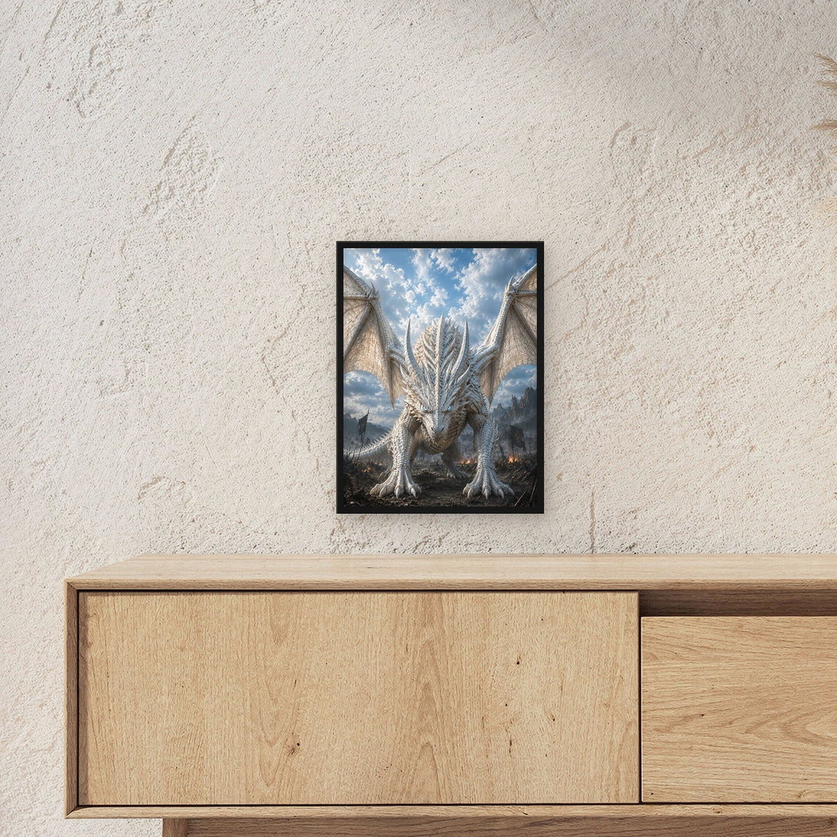 Weißer Drache mit gespreizten Flügeln, Fantasy Wandbild gerahmt im schwarzen Holzrahmen ueber einem Sideboard, zeigt die Groesse im Raum