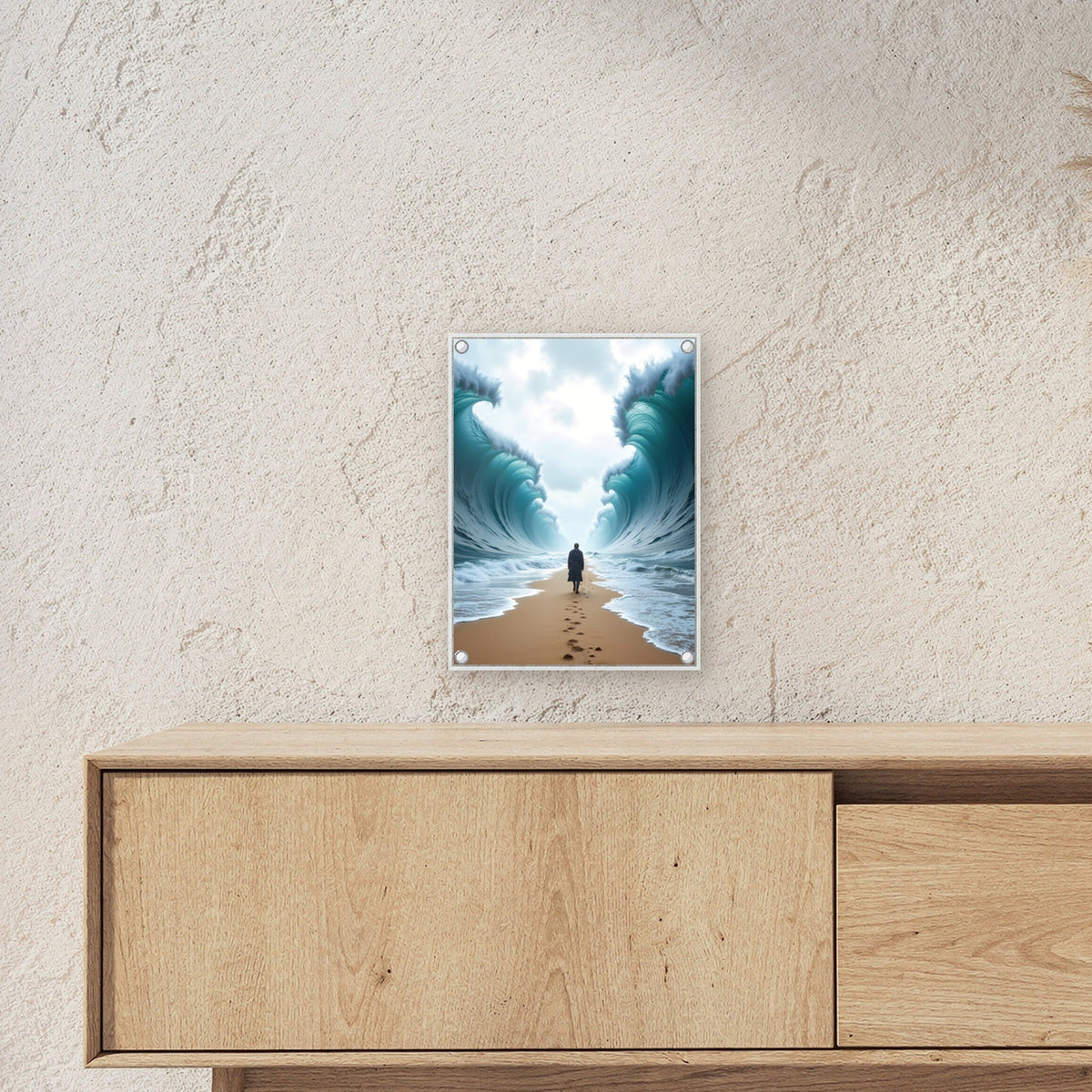 Einsame Gestalt auf dem Pfad durch das geteilte Meer, Surreales Acrylglasbild auf Acrylglas mit Edelstahl-Abstandshaltern ueber einem Sideboard, zeigt die Groesse im Raum