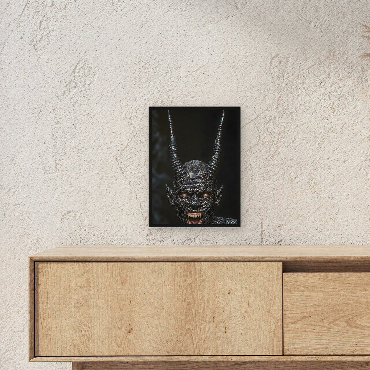 Dark Fantasy Wandbild gerahmt | Dämon Gothic Poster Deko im schwarzen Holzrahmen ueber einem Sideboard, zeigt die Groesse im Raum