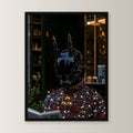Dark-Portrait Poster gerahmt im schwarzen Holzrahmen, gerade von vorn an heller Wand