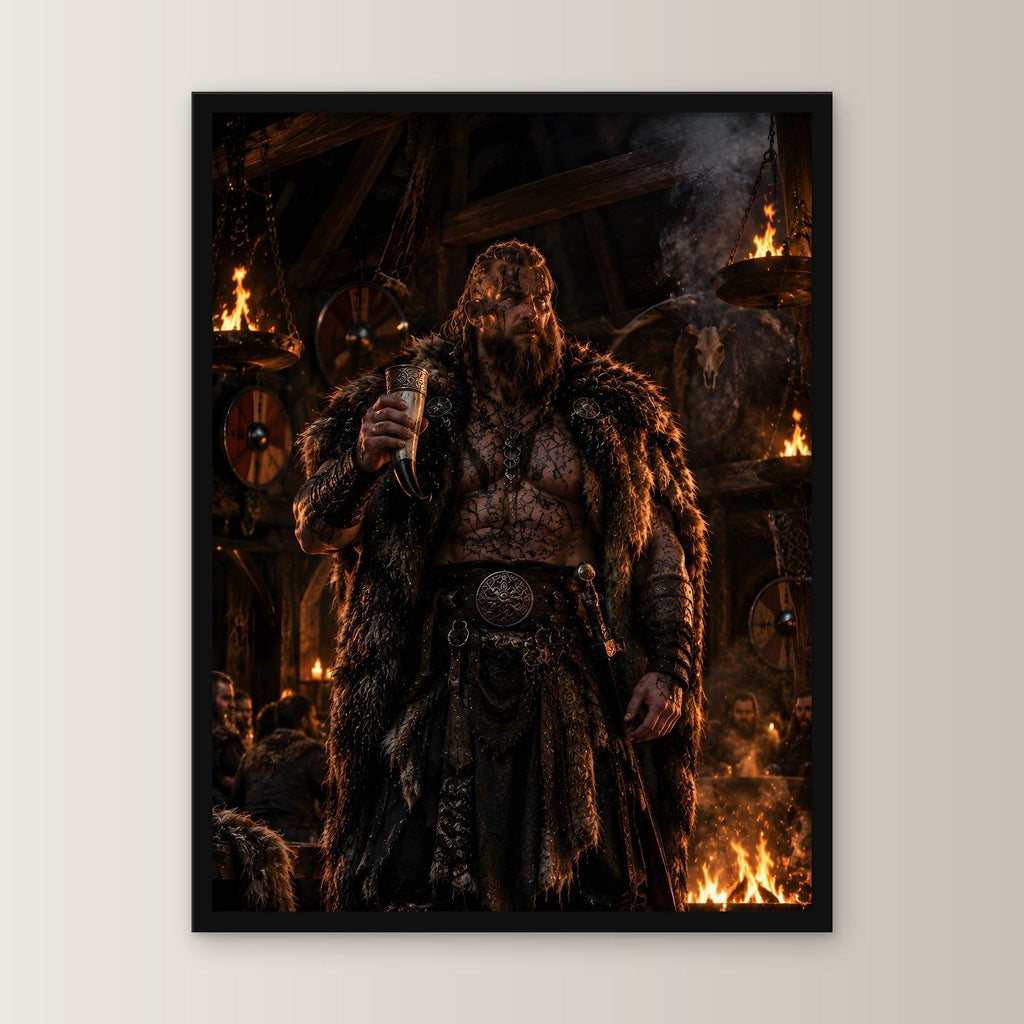 Wikinger-Häuptling mit Trinkhorn in der Feuerhalle, Fantasy Wandbild gerahmt im schwarzen Holzrahmen, gerade von vorn an heller Wand