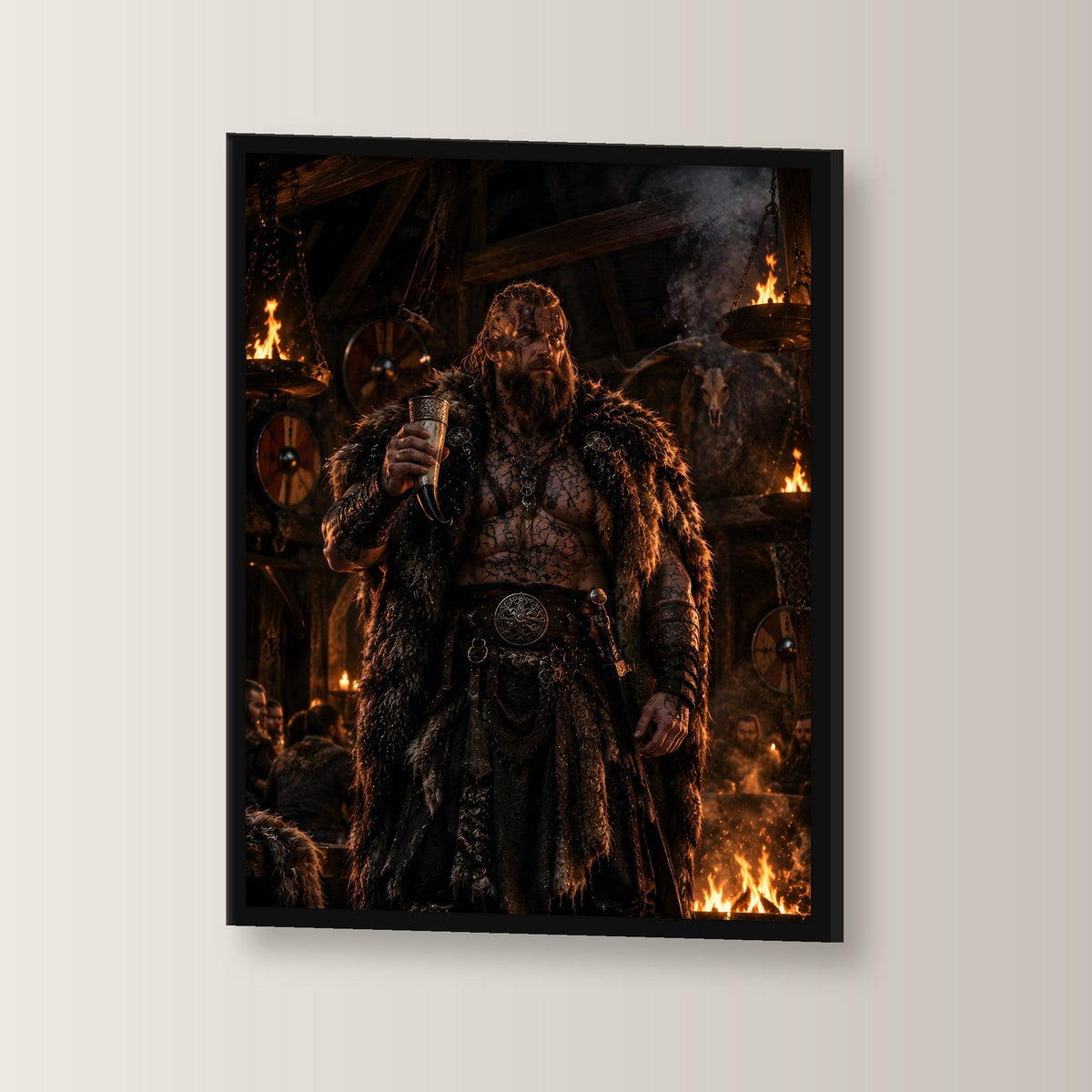 Wikinger-Häuptling mit Trinkhorn in der Feuerhalle, Fantasy Wandbild gerahmt im schwarzen Holzrahmen, leicht gedreht an der Wand fotografiert
