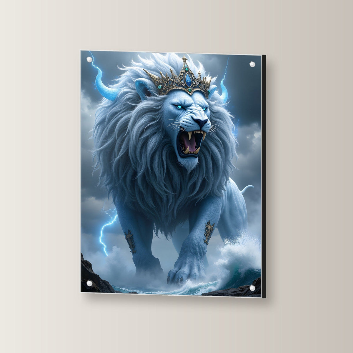 Gekrönter weißer Löwe in Sturm und Wellen, Surreales Acrylglasbild auf Acrylglas mit Edelstahl-Abstandshaltern, leicht gedreht an der Wand fotografiert