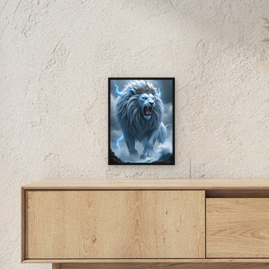 Gekrönter weißer Löwe in Sturm und Wellen, Surreales Wandbild gerahmt im schwarzen Holzrahmen ueber einem Sideboard, zeigt die Groesse im Raum