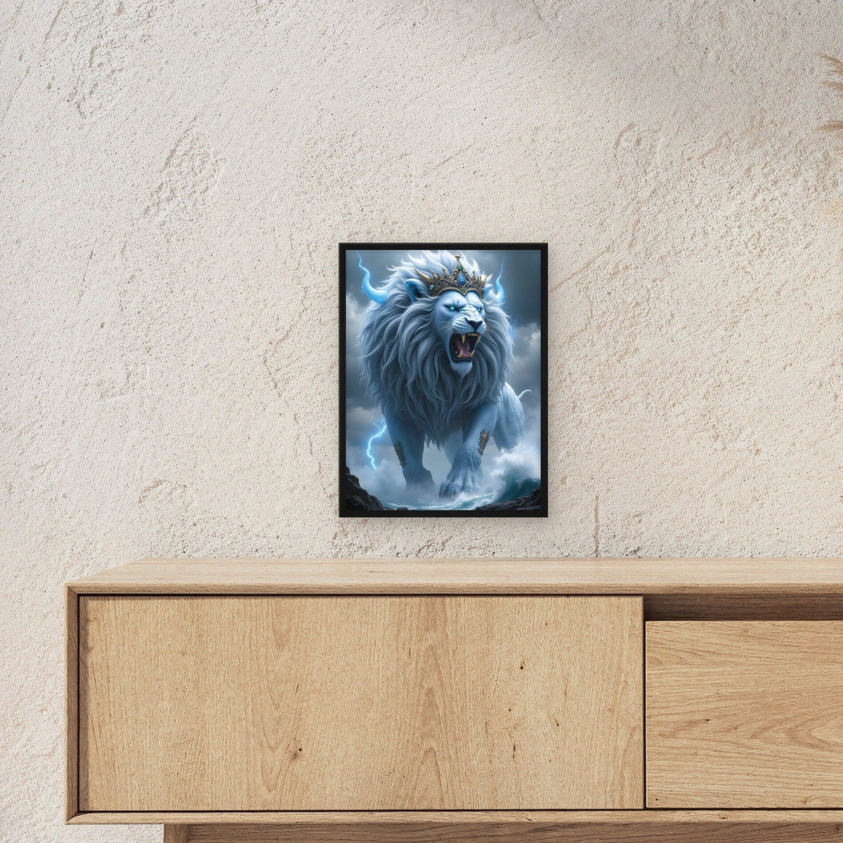 Gekrönter weißer Löwe in Sturm und Wellen, Surreales Wandbild gerahmt im schwarzen Holzrahmen ueber einem Sideboard, zeigt die Groesse im Raum
