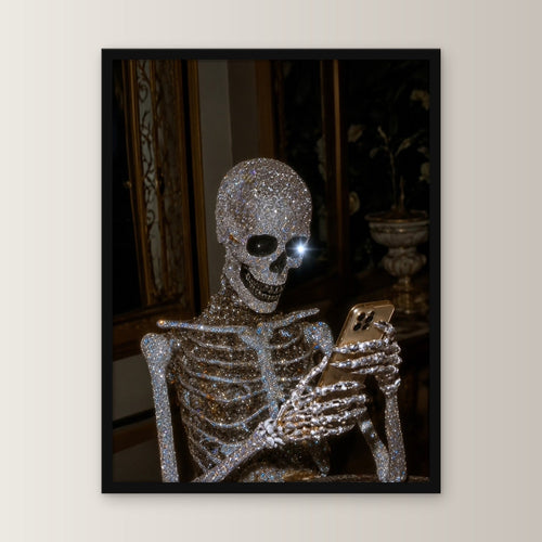 Surreal Poster gerahmt im schwarzen Holzrahmen, gerade von vorn an heller Wand