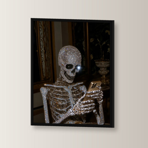 Surreal Poster gerahmt im schwarzen Holzrahmen, leicht gedreht an der Wand fotografiert