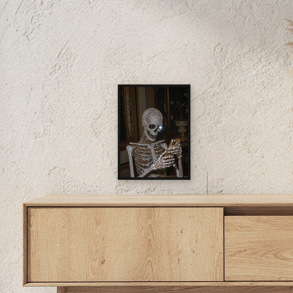 Surreal Poster gerahmt im schwarzen Holzrahmen ueber einem Sideboard, zeigt die Groesse im Raum
