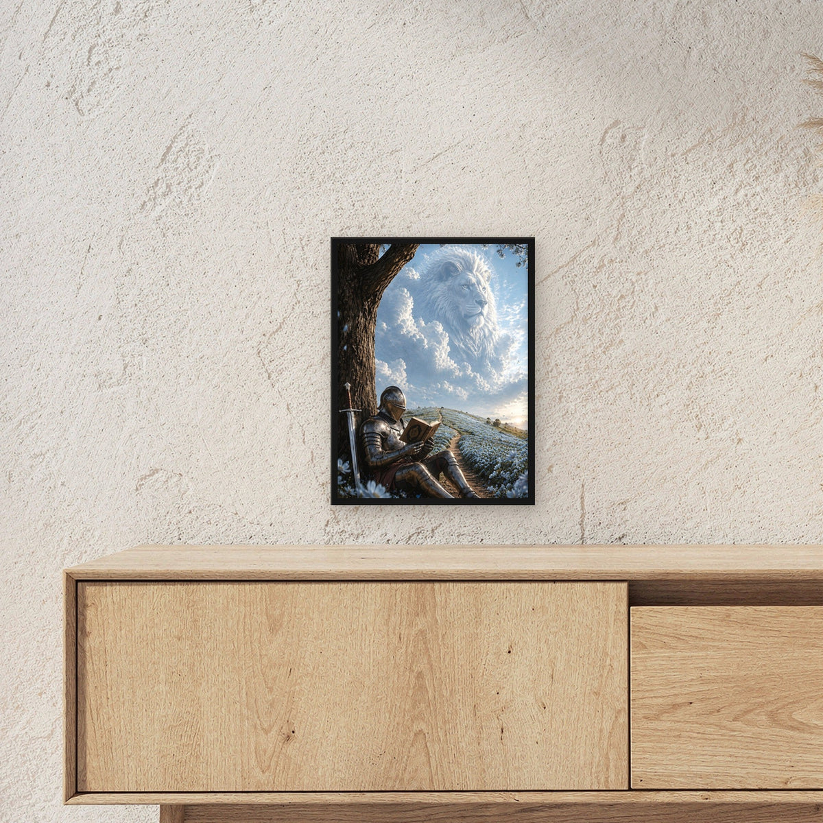Dark-Fantasy Poster gerahmt im schwarzen Holzrahmen ueber einem Sideboard, zeigt die Groesse im Raum