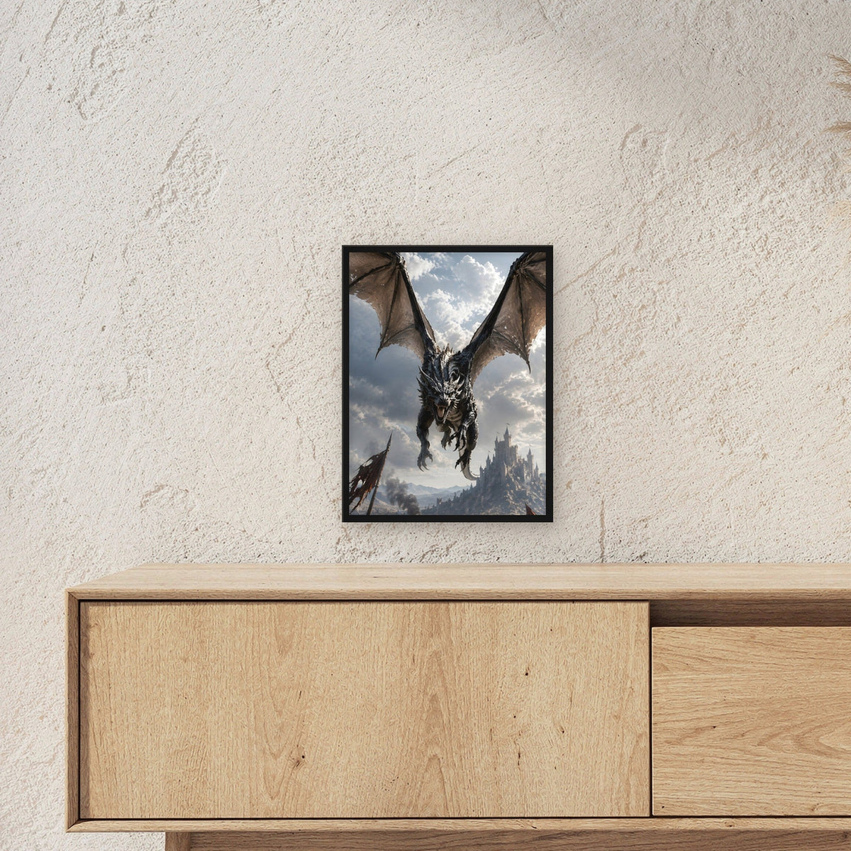 Schwarzer Drache im Sturzflug über dem Schlachtfeld, Fantasy Wandbild gerahmt im schwarzen Holzrahmen ueber einem Sideboard, zeigt die Groesse im Raum