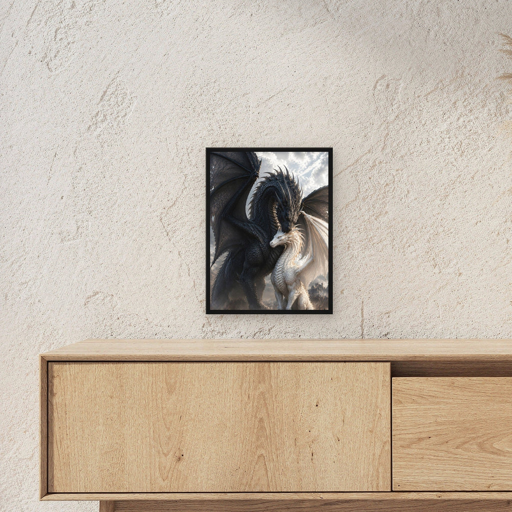 Schwarzer und weißer Drache eng beieinander, Fantasy Wandbild gerahmt im schwarzen Holzrahmen ueber einem Sideboard, zeigt die Groesse im Raum