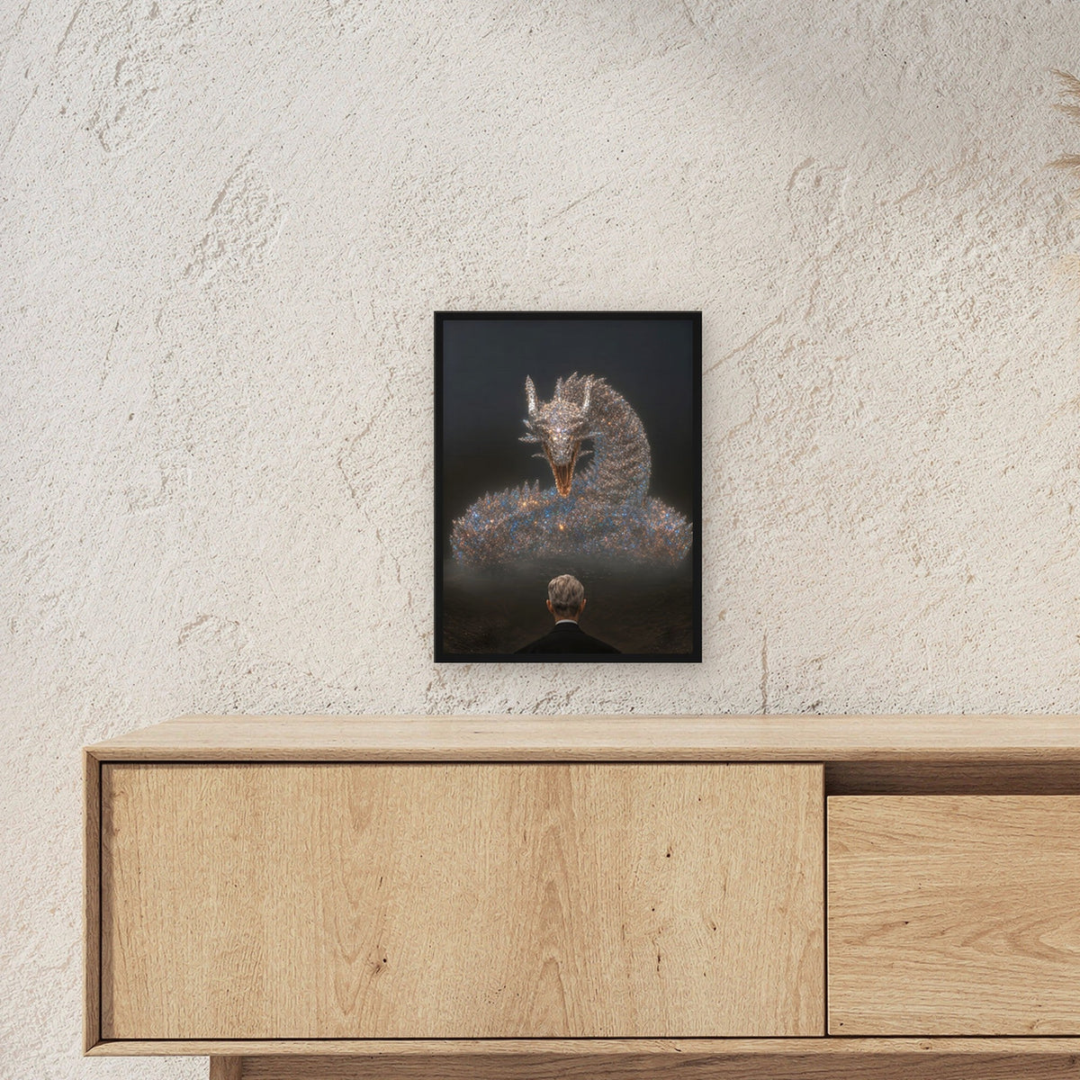 Dark Fantasy Wandbild gerahmt | Drache Poster Kunstdruck im schwarzen Holzrahmen ueber einem Sideboard, zeigt die Groesse im Raum