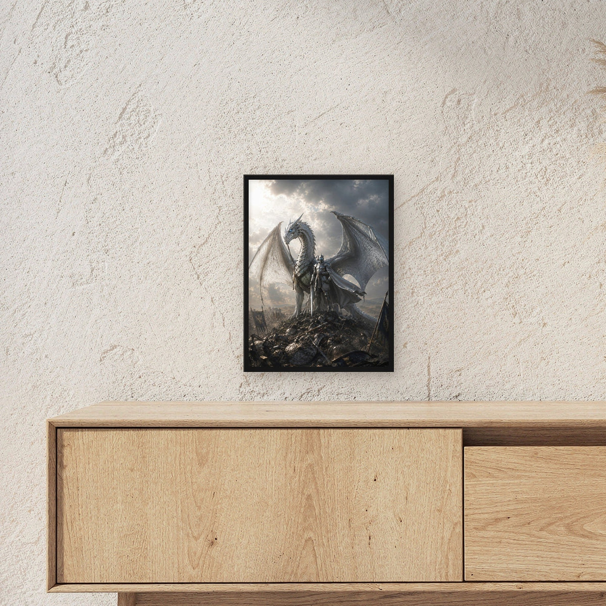 Dark-Fantasy Poster gerahmt im schwarzen Holzrahmen ueber einem Sideboard, zeigt die Groesse im Raum